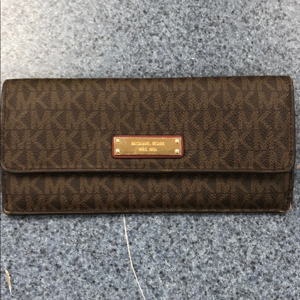 MK wallet with zipper